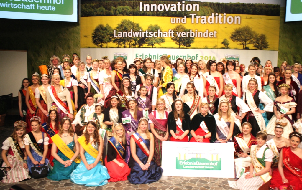 Das große Hoheitenbild in der Halle des Erlebnisbauernhofes