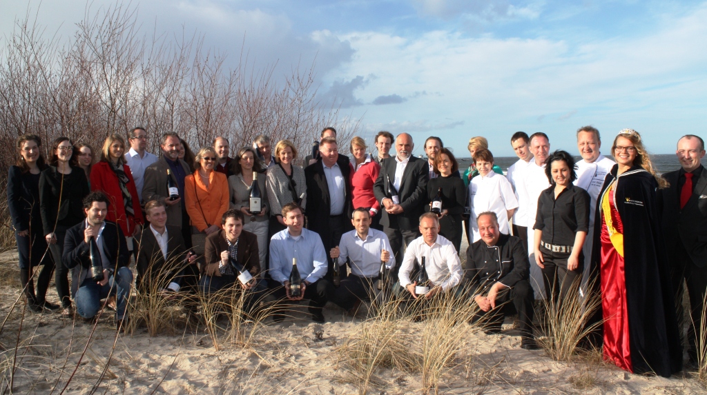 Alle Akteure bitte mal lächeln am Strand