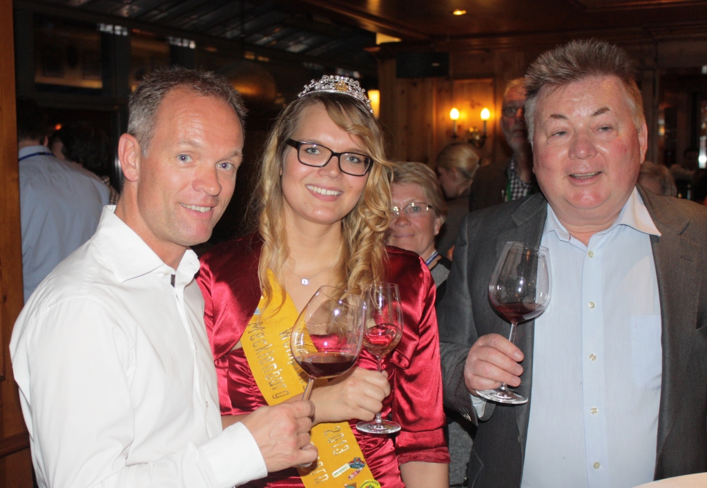 Die Weinprinzessin mit G.Tietz(li) und W. Mohlik