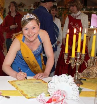 Kristina I. unterschreibt stellvertretend für die Initiative Weinprinzessin MV das Manifest