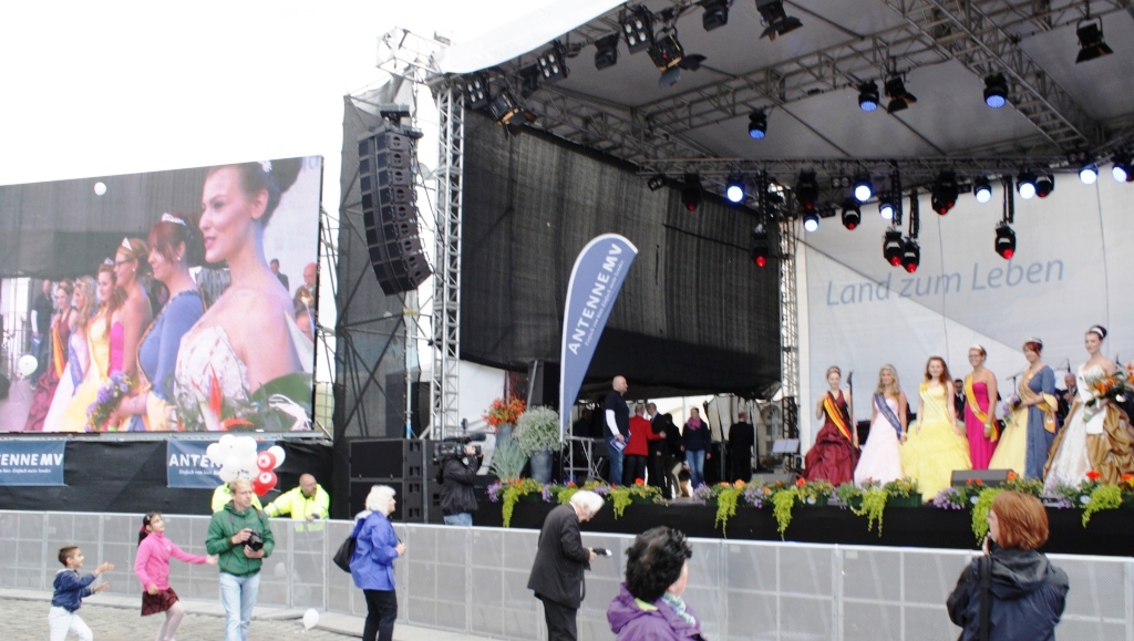 Die riesige Bühne mit Leinbwand auf dem Marktplatz