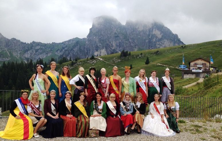 Weinprinzessin in den Bergen