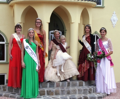 Vor dem Mini- Märchenschloss