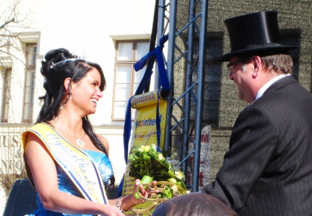 Bürgermeister begrüßt Königin
