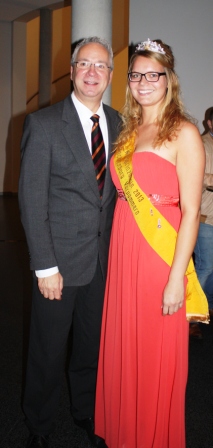 Katharina mit dem Staatssekretär Dr. Stefan Rudolph 